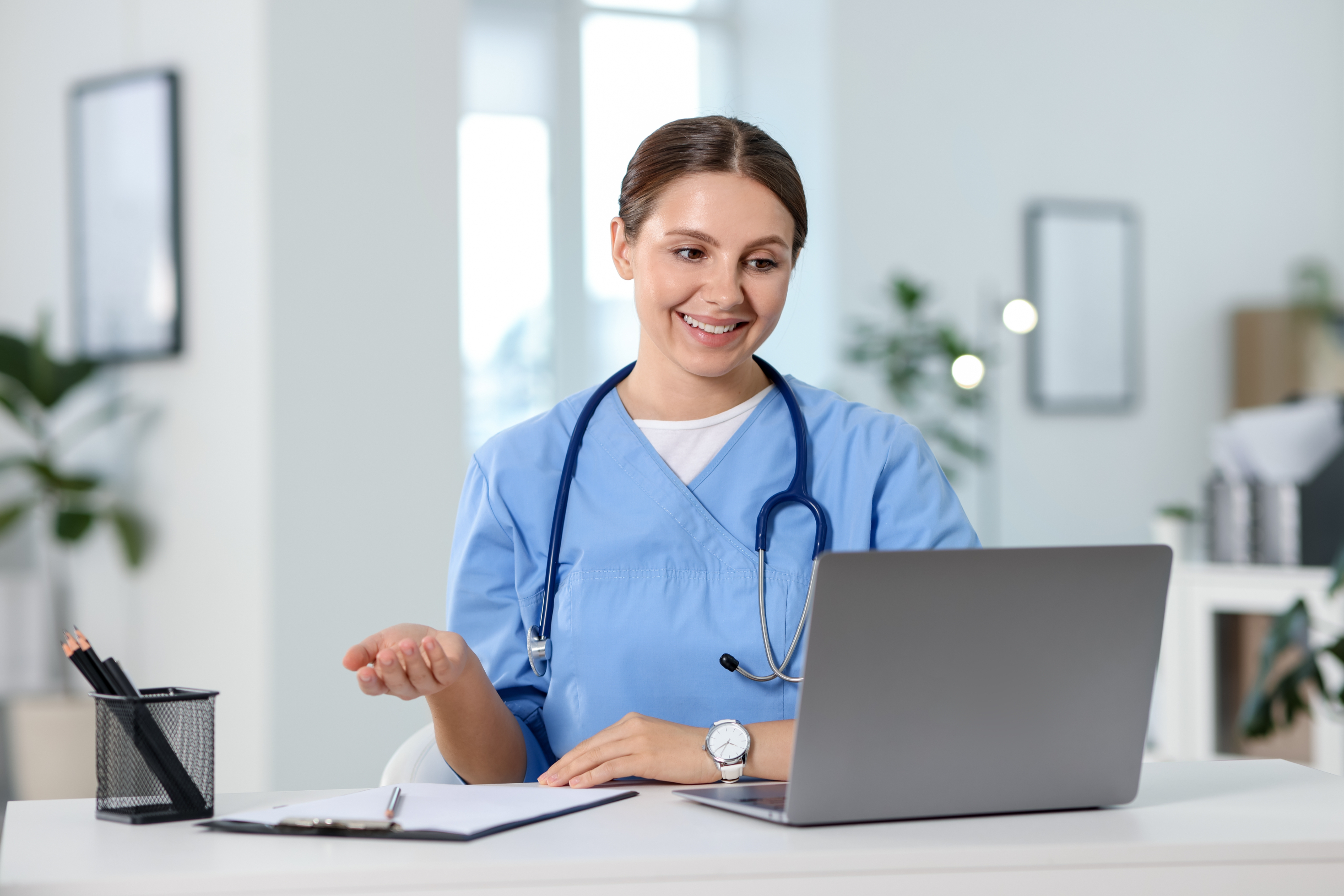 Médica realizando teleconsulta online